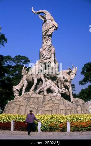 La statue Des Cinq Rams (Wu Yang Shixiang), une représentation sculpturale en granit de cinq chèvres, est fondée sur la légende de la fondation de Guangzhou. Cinq dieux descendent des béliers du ciel qui retiennent des brins de riz dans leur bouche. Les visiteurs célestes ont distribué le riz, béant le peuple local avec la liberté éternelle de la famine et a ensuite disparu laissant les cinq béliers rizicoles. Les béliers se sont tournés vers la pierre, donnant à Guangzhou son surnom: «Ville de Rams». Banque D'Images