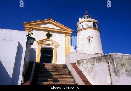 Chine : Capela de Nossa Senhora da Guia (chapelle) et phare de Guia, colline de Guia, Macao. La forteresse de Guia est un fort militaire historique, une chapelle et un complexe de phares. Le fort et la chapelle ont été construits entre 1622 et 1638, après une tentative infructueuse des pays-Bas de capturer Macao au Portugal. Le phare a été construit entre 1864 et 1865, le premier phare de style occidental en Asie de l'est ou sur la côte chinoise. Macao fut à la fois la première et la dernière colonie européenne en Chine. En 1535, les commerçants portugais obtiennent des droits d'ancrer des navires dans ses ports et de commercer, mais pas de rester. Banque D'Images