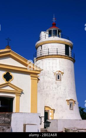 Chine : Capela de Nossa Senhora da Guia (chapelle) et phare de Guia, colline de Guia, Macao. La forteresse de Guia est un fort militaire historique, une chapelle et un complexe de phares. Le fort et la chapelle ont été construits entre 1622 et 1638, après une tentative infructueuse des pays-Bas de capturer Macao au Portugal. Le phare a été construit entre 1864 et 1865, le premier phare de style occidental en Asie de l'est ou sur la côte chinoise. Macao fut à la fois la première et la dernière colonie européenne en Chine. En 1535, les commerçants portugais obtiennent des droits d'ancrer des navires dans ses ports et de commercer, mais pas de rester. Banque D'Images
