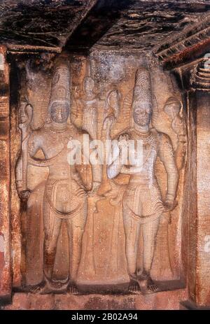 Le temple de la grotte de Ravana Phadi est l'un des plus anciens temples de roche coupés à Aihole et remonte au 6ème siècle ce. Il est dédié au dieu hindou Shiva. La grotte contient un chivalinga dans la salle intérieure ou le sanctum santorum. Le sanctuaire a un vestibule avec une triple entrée et a des piliers sculptés. Les murs et les côtés du temple sont couverts de grandes figures, dont une figure de la danse Nataraja (Shiva), entourée par les Sapataratrikas (Sept Mères). Banque D'Images