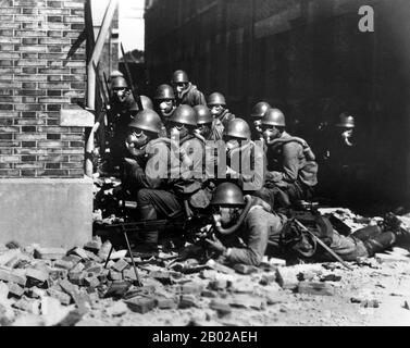 La bataille de Shanghai (1937), connue en chinois sous le nom de bataille de Songhu, fut la première des vingt-deux grands engagements combattus entre l'Armée révolutionnaire nationale de la République de Chine et l'Armée impériale japonaise de l'Empire du Japon pendant la seconde guerre sino-japonaise. C'était l'une des batailles les plus importantes et les plus sanglantes de toute la guerre. Selon les historiens Yoshiaki Yoshimi et Kentaro Awaya, les armes à gaz, comme le gaz lacrymogène, n'ont été utilisées que sporadiquement en 1937, mais au début de 1938, l'armée impériale japonaise a commencé à utiliser à grande échelle les gaz éternués et nausées (rouge), et à partir de la mi-1939, u Banque D'Images