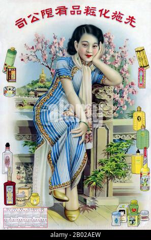 Le cheongsam est une robe chinoise d'une seule pièce qui épouse la forme du corps pour les femmes. Il est connu en chinois mandarin sous le nom de qípáo (旗袍; Wade-Giles ch'i-p'ao, et est également connu en anglais sous le nom de robe mandarin. Le cheongsam élégant et souvent serré ou qipao (chipao) qui est le plus souvent associé à aujourd'hui a été créé dans les années 1920 à Shanghai et a été fait à la mode par les socialites et les femmes de classe supérieure. Banque D'Images