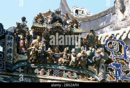 Chine : figures en plâtre ornant la façade du temple bouddhiste Kun Iam Tong, Macao. Le temple original de Kun IAM a été construit au 6ème siècle de notre ère. Les bâtiments actuels datent de 1627. Le temple est dédié à Kun IAM (également connu sous le nom de Kuan Yin et Guanyin), la représentation chinoise d'Avalokiteshvara, le Bodhisattva de la Miséricorde. Macao fut à la fois la première et la dernière colonie européenne en Chine. En 1535, les commerçants portugais obtiennent des droits d'ancrer des navires dans les ports de Macao et de commercer, mais pas le droit de rester à terre. Banque D'Images