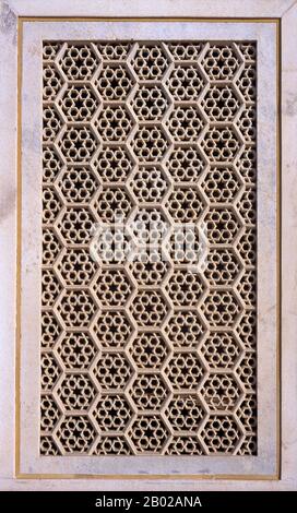 Inde: Un écran en pierre de jali ou latincé dans le tombeau de I'timad-ud-Daulah, Agra, Uttar Pradesh. Un jali (ou jaali) est le terme d'une pierre perforée ou d'un écran laticé, généralement avec un motif ornemental construit par l'utilisation de la calligraphie et de la géométrie. Les premiers travaux ont été réalisés en sculptant dans la pierre, tandis que les Mughals ont utilisé plus tard la technique de l'inlay, en utilisant le marbre et des pierres semi-précieuses. Jali utilise généralement des motifs géométriques floraux. Le tombeau d'Etimad-ud-Daula est un mausolée moghol dans la ville d'Agra, dans l'État indien d'Uttar Pradesh. Banque D'Images