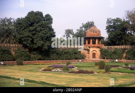 Inde: Une tourelle d'angle dans les jardins de la tombe de I'timad-ud-Daulah, Agra. Le tombeau d'Etimad-ud-Daula est un mausolée moghol dans la ville d'Agra, dans l'État indien d'Uttar Pradesh. Avec le bâtiment principal, la structure se compose de dépendances et de jardins. Le tombeau, construit entre 1622 et 1628 représente une transition entre la première phase de l'architecture de Mughal - construit en grès rouge avec des décorations en marbre, comme dans le tombeau d'Humayun à Delhi et le tombeau d'Akbar à Sikandra - à sa deuxième phase, basée sur le marbre blanc et l'inlay de pietra dura, Plus élégamment réalisé dans le Tāj Mahal. Banque D'Images