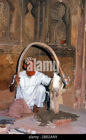 Inde: Un artisan de marbre au tombeau de I'timad-ud-Daulah, le tombeau d'Agra.Etimad-ud-Daula est un mausolée moghol dans la ville d'Agra, dans l'État indien d'Uttar Pradesh. Avec le bâtiment principal, la structure se compose de dépendances et de jardins. Le tombeau, construit entre 1622 et 1628 représente une transition entre la première phase de l'architecture monumentale de Mughal - principalement construit en grès rouge avec des décorations en marbre, comme dans le tombeau d'Humayun à Delhi et le tombeau d'Akbar à Sikandra - à sa deuxième phase, Basé sur le marbre blanc et pietra dura inlay, réalisé avec élégance dans le Taj Mahal. Banque D'Images