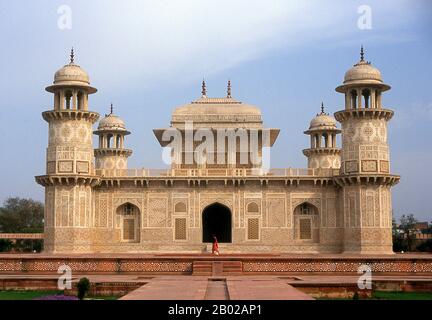 Inde: La tombe de I'timad-ud-Daulah, Agra. Le tombeau d'Etimad-ud-Daula est un mausolée moghol dans la ville d'Agra, dans l'État indien d'Uttar Pradesh. Avec le bâtiment principal, la structure se compose de nombreux dépendances et jardins. Le tombeau, construit entre 1622 et 1628 représente une transition entre la première phase de l'architecture monumentale de Mughal - principalement construit en grès rouge avec des décorations en marbre, comme dans le tombeau d'Humayun à Delhi et le tombeau d'Akbar à Sikandra - à sa deuxième phase, Basé sur le marbre blanc et pietra dura inlay, le plus élégamment réalisé dans le Taj Mahal. Banque D'Images