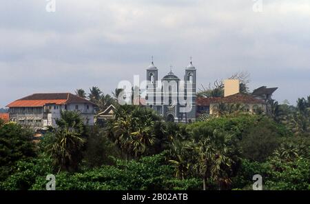 Gelle a été pendant des siècles le principal port du Sri Lanka, une position qui s'est renforcée pendant les périodes de domination coloniale portugaise et néerlandaise. Galle n'a perdu sa primauté qu'à la fin du XIXe siècle, lorsque les Britanniques ont élargi et développé le port de Colombo pour devenir le principal port de l'île. Peut-être que la première référence enregistrée à Galle vient du grand voyageur arabe Ibn Btuta, qui a visité le port, qu'il appelle Qali, au milieu du XIVe siècle. Les Portugais arrivent pour la première fois en 1505, quand une flotte commandée par Lorenzo de Almeida s'est abritée d'une tempête dans le lee de la ville. Clairement le St Banque D'Images