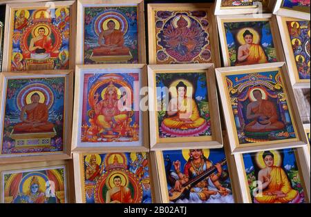 Sri Lanka : iconographie religieuse à vendre dans une boutique à Old Galle. Galle a été pendant des siècles le principal port du Sri Lanka, une position qui s'est renforcée pendant les périodes de domination coloniale portugaise et néerlandaise. Galle n’a perdu sa primauté qu’à la fin du XIXe siècle, lorsque les Britanniques ont agrandi et développé le port de Colombo pour devenir le port principal de l’île. Peut-être la première référence enregistrée à Galle vient du grand voyageur arabe Ibn Battuta, qui a visité le port - qu'il appelle Qali - au milieu du XIVe siècle. Banque D'Images