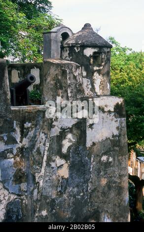 Chine : remparts et canons à la forteresse de Guia, Macao. La forteresse de Guia (en portugais : Fortaleza da Guia) est un fort militaire historique, une chapelle et un phare. Le fort et la chapelle ont été construits entre 1622 et 1638, après une tentative infructueuse des pays-Bas de capturer Macao au Portugal. Le phare a été construit entre 1864 et 1865, le premier phare de style occidental en Asie de l'est ou sur la côte chinoise. Macao fut à la fois la première et la dernière colonie européenne en Chine. En 1535, les commerçants portugais obtiennent des droits d'ancrer des navires dans les ports de Macao et de commercer. Banque D'Images