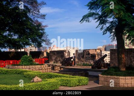 Chine : canon à la forteresse de Guia, Macao. La forteresse de Guia (en portugais : Fortaleza da Guia) est un fort militaire historique, une chapelle et un phare. Le fort et la chapelle ont été construits entre 1622 et 1638, après une tentative infructueuse des pays-Bas de capturer Macao au Portugal. Le phare a été construit entre 1864 et 1865, le premier phare de style occidental en Asie de l'est ou sur la côte chinoise. Macao fut à la fois la première et la dernière colonie européenne en Chine. En 1535, les commerçants portugais obtiennent des droits d'ancrer des navires dans les ports de Macao et de commercer, mais pas le droit de rester. Banque D'Images