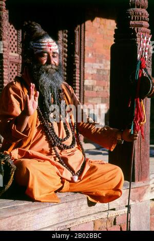 Ils sont connus, variablement, comme sadhus (saints, ou «bons»), yogis (praticiens ascétiques), fakirs (chercheur ascétique après la vérité) et sannyasins (mendiants errants et ascétiques). Ils sont les praticiens ascétiques – et souvent excentriques – d’une forme austère d’hindouisme. Juré de rejeter les désirs terrestres, certains choisissent de vivre comme des anchorites dans le désert. D'autres sont moins à la retraite, en particulier dans les villes et les temples de la vallée de Katmandou au Népal. Si la vallée de Katmandou semble se vanter plus que sa part de sadhus et de yogis, c'est à cause du nombre et de l'importance Banque D'Images