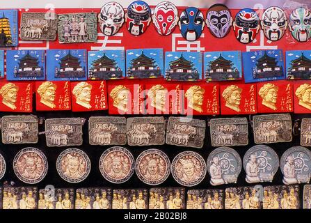 Chine : Qin Shi Huangdi (1er empereur de la Chine unifiée) et le président Mao aimants frigorifiques à vendre sur le site de la Real Terracotta Army, Xi'an, province de Shaanxi. Lors d'une sécheresse en 1974, les agriculteurs creusant un puits sont tombés sur l'une des découvertes archéologiques les plus étonnantes de l'histoire moderne - les guerriers en terre cuite. L'armée de terre cuite, composée de milliers de soldats, de chevaux et de chars, est restée secrètement en service pendant environ 2 000 ans, gardant le mausolée voisin de Qin Shu Huang/Qin Shi Huangdi, le premier empereur d'une Chine unifiée (R. 246-221 av. J.-C.). Banque D'Images