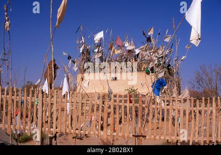 Chine : un tombeau dans les dunes de sable près de l'Imam Asim Mazar (sanctuaire) dans le désert près de Khotan, province du Xinjiang. Le sanctuaire de l'Imam Asim et d'autres tombes se trouvent à 23 kilomètres de Khotan (Hotan) sur la route de la soie au sud. C'est le site d'un immense pèlerinage chaque mois de mai. L’Imam Asim a été l’un des premiers missionnaires islamiques à visiter cette région. Khotan retrace son histoire au moins aussi loin que le IIIe siècle av. J.-C., lorsque le fils aîné de l'empereur indien Asoka s'est installé ici. C'était d'une grande importance sur la route de la soie. Banque D'Images