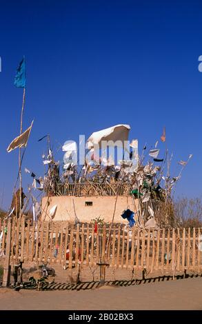 Chine : un tombeau dans les dunes de sable près de l'Imam Asim Mazar (sanctuaire) dans le désert près de Khotan, province du Xinjiang. Le sanctuaire de l'Imam Asim et d'autres tombes se trouvent à 23 kilomètres de Khotan (Hotan) sur la route de la soie au sud. C'est le site d'un immense pèlerinage chaque mois de mai. L’Imam Asim a été l’un des premiers missionnaires islamiques à visiter cette région. Khotan retrace son histoire au moins aussi loin que le IIIe siècle av. J.-C., lorsque le fils aîné de l'empereur indien Asoka s'est installé ici. C'était d'une grande importance sur la route de la soie. Banque D'Images