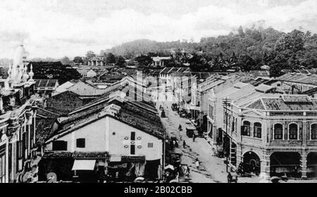 Kuala Lumpur, fondée en 1857, se trouve au confluent des rivières Gombak et Kelang. Le nom signifie « guddy River Mouth » à Malay. Le règlement a commencé lorsque Raja Abdullah, membre de la famille royale de Selangor, a ouvert la vallée de Klang aux prospecteurs chinois. Une mine d'étain a été établie, encourageant les commerçants à s'y rendre. Au fur et à mesure que le règlement a pris de l'importance, les dirigeants britanniques de Malaya ont nommé un homme de tête, appelé "Kapitan Cina", pour administrer le règlement et assurer l'ordre public; à l'heure actuelle, Kuala Lumpur était une ville frontalière et une guerre des gangs difficiles étaient communes. La ville en pleine croissance Banque D'Images