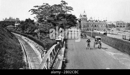 Kuala Lumpur, fondée en 1857, se trouve au confluent des rivières Gombak et Kelang. Le nom signifie « guddy River Mouth » à Malay. Le règlement a commencé lorsque Raja Abdullah, membre de la famille royale de Selangor, a ouvert la vallée de Klang aux prospecteurs chinois. Une mine d'étain a été établie, encourageant les commerçants à s'y rendre. Au fur et à mesure que le règlement a pris de l'importance, les dirigeants britanniques de Malaya ont nommé un homme de tête, appelé "Kapitan Cina", pour administrer le règlement et assurer l'ordre public; à l'heure actuelle, Kuala Lumpur était une ville frontalière et une guerre des gangs difficiles étaient communes. La ville en pleine croissance Banque D'Images