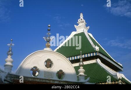 La structure originale de la Mosquée Kling de Kampung, construite par des marchands musulmans indiens en 1748, était un bâtiment en bois et en 1872, elle fut reconstruite en brique. La mosquée est l'une des mosquées traditionnelles de Melaka, qui conserve encore son design original. La conception architecturale de la mosquée est une croix entre Sumatran, chinois, hindou et le Melaka Malay. Le minaret, la piscine d'ablution et l'arche d'entrée ont été construits en même temps que le bâtiment principal. Le minaret ressemble à une pagode. La mosquée a également un mélange de tuiles vitrées anglaises et portugaises, colonnes corinthiennes avec des arches symétriques dans le mai Banque D'Images