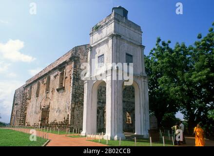 Malaisie :. Église de Paul, Malacca. L'église Paul's Church a été construite à l'origine en 1521. Dans Décadas da Ásia, œuvre phare du chroniqueur portugais João de Barros, la structure originale était une simple chapelle dédiée à la Vierge Marie. La chapelle a été construite par un fidalgo portugais ou noble, Duarte Coelho, comme un acte de gratitude après son évasion d'une tempête dans la mer de Chine méridionale. La chapelle fut cédée à la Compagnie de Jésus en 1548 par l'évêque de Goa, João Afonso de Albuquerque, avec les titres reçus par François Xavier. Banque D'Images
