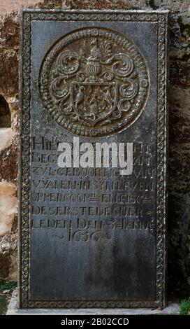Malaisie : une vieille pierre tombale portugaise, église de Paul, Malacca. L'église Paul's Church a été construite à l'origine en 1521. Dans Décadas da Ásia, œuvre phare du chroniqueur portugais João de Barros, la structure originale était une simple chapelle dédiée à la Vierge Marie. La chapelle a été construite par un fidalgo portugais ou noble, Duarte Coelho, comme un acte de gratitude après son évasion d'une tempête dans la mer de Chine méridionale. La chapelle fut cédée à la Compagnie de Jésus en 1548 par l'évêque de Goa, João Afonso de Albuquerque, avec les titres reçus par François Xavier. Banque D'Images