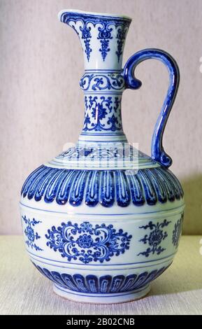 Le Musée du Palais national (chinois: 國立故宮博物院; pinyin: Guólì Gùgōng Bówùyuàn) est un musée ancien à Shilin, Taipei, Taiwan. C'est l'un des musées nationaux de la République de Chine, et a une collection permanente de plus de 696 000 pièces d'objets et d'œuvres d'art chinois anciens, ce qui en fait l'un des plus grands au monde. La collection couvre plus de 8 000 ans d'histoire chinoise, de l'âge néolithique à la dynastie Qing tardive. La plupart de la collection sont des pièces de haute qualité collectées par les anciens empereurs chinois. Banque D'Images