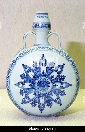 Le Musée du Palais national (chinois: 國立故宮博物院; pinyin: Guólì Gùgōng Bówùyuàn) est un musée ancien à Shilin, Taipei, Taiwan. C'est l'un des musées nationaux de la République de Chine, et a une collection permanente de plus de 696 000 pièces d'objets et d'œuvres d'art chinois anciens, ce qui en fait l'un des plus grands au monde. La collection couvre plus de 8 000 ans d'histoire chinoise, de l'âge néolithique à la dynastie Qing tardive. La plupart de la collection sont des pièces de haute qualité collectées par les anciens empereurs chinois. Banque D'Images