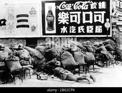 La bataille de Shanghai (1937), connue en chinois sous le nom de bataille de Songhu, fut la première des vingt-deux grands engagements combattus entre l'Armée révolutionnaire nationale de la République de Chine et l'Armée impériale japonaise de l'Empire du Japon pendant la seconde guerre sino-japonaise. C'était l'une des batailles les plus importantes et les plus sanglantes de toute la guerre. Banque D'Images