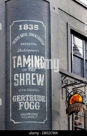 Londres, Angleterre, Royaume-Uni. La traditionnelle taverne victorienne de M. Fogg à Covent Garden, au coin de New Row et de St. Martin’s Lane. Publicité Replica pour 1835 Banque D'Images