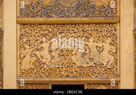 Laos: Scène de l'épopée hindoue Ramayana (Lao: Phra Lak Phra Lam) au-dessus de l'entrée de la Royal Funerary Carriage House, Wat Xieng Thong, Luang Prabang. Wat Xieng Thong (Temple de la ville d'or) avec ses toits surbaissés qui incarnent le style classique de Luang Prabang, a été construit en 1560 par le roi Setthathirat (1548-71) et a été condescendante par la monarchie jusqu'en 1975. Luang Prabang était autrefois la capitale d'un royaume du même nom. Jusqu'à la prise de pouvoir communiste en 1975, c'était la capitale royale et le siège du gouvernement du Royaume du Laos. La ville est aujourd'hui un site classé au patrimoine mondial de l'UNESCO. Banque D'Images