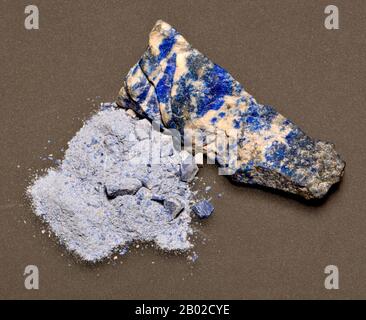 Lapis Lazuli - sous forme de roche, et le sol jusqu'à faire du pigment bleu Banque D'Images