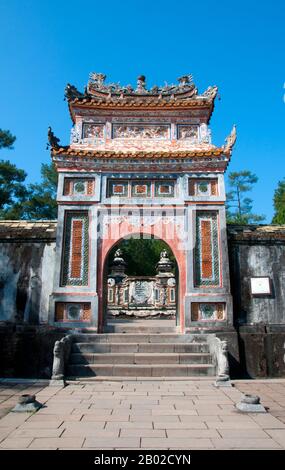 Vietnam : porte menant à la tombe de l'empereur Tu Duc, Hué. L'empereur Tự Đức (22 septembre 1829 – 17 juillet 1883) (nom complet : Nguyễn Phúc Hồng Nhậm, également Nguyen Phuc Thi) est le quatrième empereur de la dynastie Nguyễn du Vietnam et règne de 1847 à 1883. Fils de l'empereur Thiệu Trị, le prince Nguyễn Phúc Hồng Nhậm succède à son père sur le trône, avec le titre régnant de Tự Đức, mais des problèmes familiaux provoquent un début violent de son ère. Thiệu Trị avait passé sur son fils aîné plus modéré, Hồng Bảo, pour donner le trône à Tự Đức. Banque D'Images