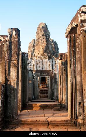 Le Bayon était à l'origine le temple officiel du roi bouddhiste Mahayana Jayavarman VII Le Bayon, au centre d'Angkor Thom (Grande ville), a été créé au 12th siècle par le roi Jayavarman VII Angkor Thom, signifiant "la Grande ville", est situé à un mile au nord d'Angkor Wat. Il a été construit à la fin du 12th siècle ce par le roi Jayavarman VII, et couvre une superficie de 9 km², à l'intérieur de laquelle sont situés plusieurs monuments des époques antérieures ainsi que ceux établis par Jayavarman et ses successeurs. On croit qu'il a soutenu une population de 80 000 à 150 000 personnes. Banque D'Images