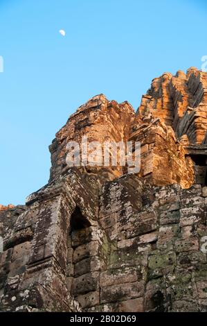 Le Bayon était à l'origine le temple officiel du roi bouddhiste Mahayana Jayavarman VII Le Bayon, au centre d'Angkor Thom (Grande ville), a été créé au 12th siècle par le roi Jayavarman VII Angkor Thom, signifiant "la Grande ville", est situé à un mile au nord d'Angkor Wat. Il a été construit à la fin du 12th siècle ce par le roi Jayavarman VII, et couvre une superficie de 9 km², à l'intérieur de laquelle sont situés plusieurs monuments des époques antérieures ainsi que ceux établis par Jayavarman et ses successeurs. On croit qu'il a soutenu une population de 80 000 à 150 000 personnes. Banque D'Images