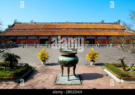 Le Thế Miếu, également appelé Thế Tổ Miếu, est un temple ancestral et a été construit sur les ordres de l'empereur Minh Mạng en 1822-1823. Il honore les empereurs de la dynastie Nguyễn. Neuf urnes dynastiques (cửu đỉnh 九鼎 vietnamienne) devant le Thế Miếu ont également été coulées en 1822 et consacrées aux neuf premiers empereurs Nguyen. L'empereur Gia long ordonna la construction de la Citadelle de Hue en 1805. Le vaste complexe est construit selon les notions de fengshui ou de géomancy chinoise, mais suivant les principes militaires de l'architecte militaire français du XVIIIe siècle, Sébastien de Vauban. Le résultat est un Banque D'Images