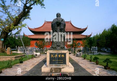 Le temple confucian de Suzhou (chinois : 苏州文庙), également nommé musée de l'inscription à la pierre de Suzhou et école de la préfecture de Suzhou (chinois : 苏州府学; école publique), a été construit par Fan Zhongyan, le préfet de Suzhou, en 1035 ce. C'était la première école de temple en Chine et est remarquable pour contenir les quatre plus grandes stèles de la dynastie Song. Suzhou, la ville des canaux et des jardins, a été appelée « Venise de l’est » par Marco Polo. Un proverbe chinois ancien dit: «Dans le ciel il y a le paradis; sur Terre il y a Suzhou». L’amour de la ville avec les jardins remonte à 2 500 ans et se poursuit encore. Banque D'Images