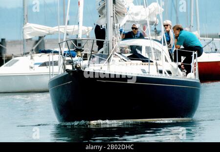 HRH Princess Anne encadre son yacht "The Blue Doubleet" du port de Lymington dans le Solent England juillet 1992 Banque D'Images