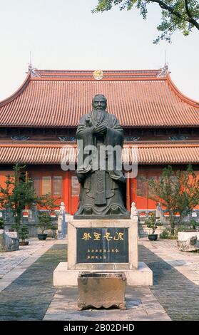 Le temple confucian de Suzhou (chinois : 苏州文庙), également nommé musée de l'inscription à la pierre de Suzhou et école de la préfecture de Suzhou (chinois : 苏州府学; école publique), a été construit par Fan Zhongyan, le préfet de Suzhou, en 1035 ce. C'était la première école de temple en Chine et est remarquable pour contenir les quatre plus grandes stèles de la dynastie Song. Suzhou, la ville des canaux et des jardins, a été appelée « Venise de l’est » par Marco Polo. Un proverbe chinois ancien dit: «Dans le ciel il y a le paradis; sur Terre il y a Suzhou». L’amour de la ville avec les jardins remonte à 2 500 ans et se poursuit encore. Banque D'Images