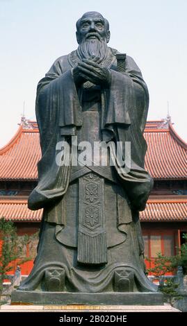 Le temple confucian de Suzhou (chinois : 苏州文庙), également nommé musée de l'inscription à la pierre de Suzhou et école de la préfecture de Suzhou (chinois : 苏州府学; école publique), a été construit par Fan Zhongyan, le préfet de Suzhou, en 1035 ce. C'était la première école de temple en Chine et est remarquable pour contenir les quatre plus grandes stèles de la dynastie Song. Suzhou, la ville des canaux et des jardins, a été appelée « Venise de l’est » par Marco Polo. Un proverbe chinois ancien dit: «Dans le ciel il y a le paradis; sur Terre il y a Suzhou». L’amour de la ville avec les jardins remonte à 2 500 ans et se poursuit encore. Banque D'Images