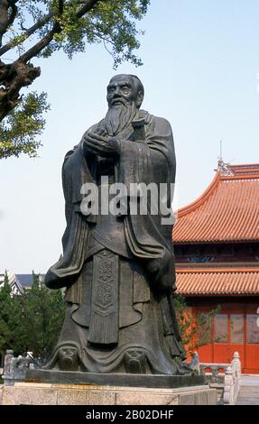 Le temple confucian de Suzhou (chinois : 苏州文庙), également nommé musée de l'inscription à la pierre de Suzhou et école de la préfecture de Suzhou (chinois : 苏州府学; école publique), a été construit par Fan Zhongyan, le préfet de Suzhou, en 1035 ce. C'était la première école de temple en Chine et est remarquable pour contenir les quatre plus grandes stèles de la dynastie Song. Suzhou, la ville des canaux et des jardins, a été appelée « Venise de l’est » par Marco Polo. Un proverbe chinois ancien dit: «Dans le ciel il y a le paradis; sur Terre il y a Suzhou». L’amour de la ville avec les jardins remonte à 2 500 ans et se poursuit encore. Banque D'Images