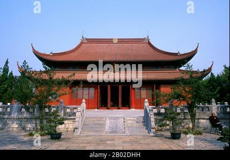 Le temple confucian de Suzhou (chinois : 苏州文庙), également nommé musée de l'inscription à la pierre de Suzhou et école de la préfecture de Suzhou (chinois : 苏州府学; école publique), a été construit par Fan Zhongyan, le préfet de Suzhou, en 1035 ce. C'était la première école de temple en Chine et est remarquable pour contenir les quatre plus grandes stèles de la dynastie Song. Suzhou, la ville des canaux et des jardins, a été appelée « Venise de l’est » par Marco Polo. Un proverbe chinois ancien dit: «Dans le ciel il y a le paradis; sur Terre il y a Suzhou». L’amour de la ville avec les jardins remonte à 2 500 ans et se poursuit encore. Banque D'Images