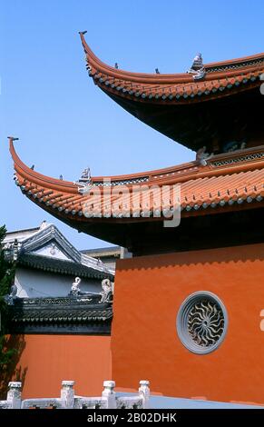 Le temple confucian de Suzhou (chinois : 苏州文庙), également nommé musée de l'inscription à la pierre de Suzhou et école de la préfecture de Suzhou (chinois : 苏州府学; école publique), a été construit par Fan Zhongyan, le préfet de Suzhou, en 1035 ce. C'était la première école de temple en Chine et est remarquable pour contenir les quatre plus grandes stèles de la dynastie Song. Suzhou, la ville des canaux et des jardins, a été appelée « Venise de l’est » par Marco Polo. Un proverbe chinois ancien dit: «Dans le ciel il y a le paradis; sur Terre il y a Suzhou». L’amour de la ville avec les jardins remonte à 2 500 ans et se poursuit encore. Banque D'Images