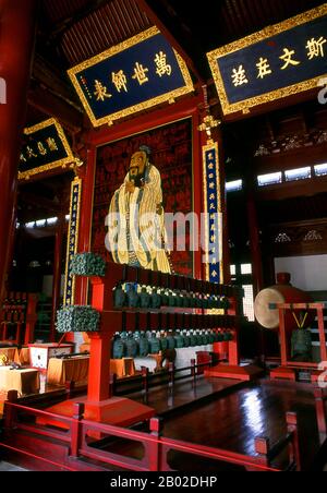 Le temple confucian de Suzhou (chinois : 苏州文庙), également nommé musée de l'inscription à la pierre de Suzhou et école de la préfecture de Suzhou (chinois : 苏州府学; école publique), a été construit par Fan Zhongyan, le préfet de Suzhou, en 1035 ce. C'était la première école de temple en Chine et est remarquable pour contenir les quatre plus grandes stèles de la dynastie Song. Suzhou, la ville des canaux et des jardins, a été appelée « Venise de l’est » par Marco Polo. Un proverbe chinois ancien dit: «Dans le ciel il y a le paradis; sur Terre il y a Suzhou». L’amour de la ville avec les jardins remonte à 2 500 ans et se poursuit encore. Banque D'Images