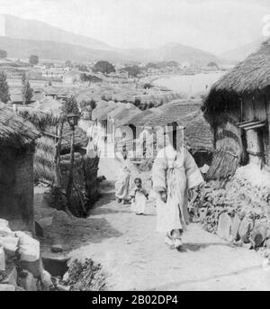 Busan (부산 ), officiellement Busan Metropolitan City), Latinized Pusan avant 2000, est la deuxième métropole de la Corée du Sud après Séoul, avec une population d'environ 3,6 millions d'habitants. La population de la région métropolitaine, y compris les villes adjacentes de Gimhae et Yangsan, est d'environ 4,6 millions. C'est la plus grande ville portuaire de Corée du Sud et le cinquième port maritime le plus achalandé au monde par le tonnage de fret. La ville est située à la pointe la plus au sud-est de la péninsule coréenne. Les zones les plus densément construites de la ville sont situées dans un certain nombre de vallées étroites entre la rivière Nakdong et la rivière S. Banque D'Images