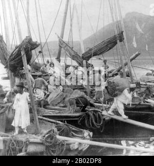 Busan (부산 ), officiellement Busan Metropolitan City), Latinized Pusan avant 2000, est la deuxième métropole de la Corée du Sud après Séoul, avec une population d'environ 3,6 millions d'habitants. La population de la région métropolitaine, y compris les villes adjacentes de Gimhae et Yangsan, est d'environ 4,6 millions. C'est la plus grande ville portuaire de Corée du Sud et le cinquième port maritime le plus achalandé au monde par le tonnage de fret. La ville est située à la pointe la plus au sud-est de la péninsule coréenne. Les zones les plus densément construites de la ville sont situées dans un certain nombre de vallées étroites entre la rivière Nakdong et la rivière S. Banque D'Images