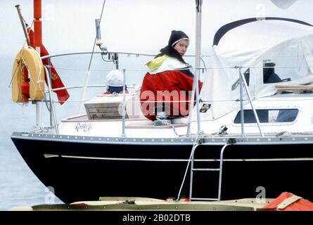 HRH Princess Anne encadre son yacht "The Blue Doubleet" du port de Lymington dans le Solent England juillet 1992 Banque D'Images