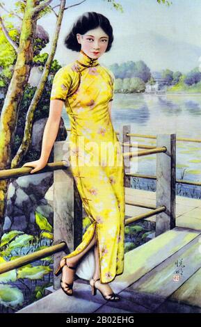 Le cheongsam est une robe chinoise d'une seule pièce qui épouse la forme du corps pour les femmes. Il est connu en chinois mandarin sous le nom de qípáo (旗袍; Wade-Giles ch'i-p'ao, et est également connu en anglais sous le nom de robe mandarin. Le cheongsam élégant et souvent serré ou qipao (chipao) qui est le plus souvent associé à aujourd'hui a été créé dans les années 1920 à Shanghai et a été fait à la mode par les socialites et les femmes de classe supérieure. Banque D'Images