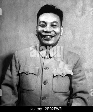 Chiang Ching-kuo (蔣經國) (27 avril 1910 – 13 janvier 1988), politicien et dirigeant de Kuomintang (KMT), était le fils du généralissimo et du président Chiang Kai-shek et occupait de nombreux postes au gouvernement de la République de Chine (ROC). Il succède à son père à titre de premier ministre de la République de Chine entre 1972 et 1978, et il est président de la République de Chine de 1978 à sa mort en 1988. Sous son mandat, le gouvernement de la République de Chine, bien que autoritaire, est devenu plus ouvert et tolérant aux dissidités politiques. Vers la fin de sa vie, Chiang a détendu le gouvernement con Banque D'Images