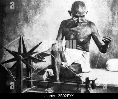 Mohandas Karamchand Gandhi (2 octobre 1869 – 30 janvier 1948) était le leader politique et idéologique prééminent de l'Inde durant le mouvement indien d'indépendance. Il a été le pionnier de satyagraha. Ceci est défini comme une résistance à la tyrannie par la désobéissance civile de masse, une philosophie fermement fondée sur l'ahimsa, ou la non-violence totale. Ce concept a permis à l'Inde d'obtenir son indépendance et d'inspirer des mouvements pour les droits civils et la liberté dans le monde entier. Gandhi est souvent appelé Mahatma Gandhi ou "Grande âme", un honorific appliqué pour la première fois par Rabindranath Tagore. En Inde, il est également appelé Bapu (Guj Banque D'Images
