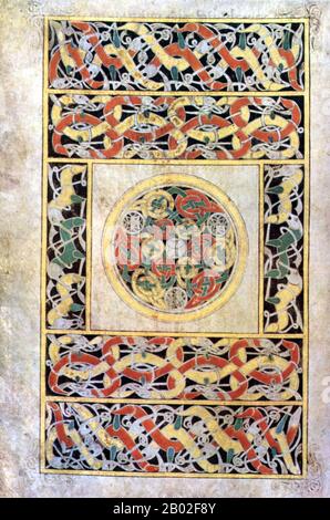 Le Livre de Durrow est un livre évangélique manuscrit illuminé médiéval dans le style artistique insulaire. Il a probablement été créé entre 650 et 700 ce. Le lieu de création pourrait avoir été l'abbaye de Durrow en Irlande ou un monastère dans la région de Lincolbria dans le nord-est de l'Angleterre (où le monastère de Lindisfarne serait le candidat probable) ou peut-être l'abbaye d'Iona dans l'ouest de l'Écosse -- le lieu d'origine a été débattu par les historiens depuis des décennies sans qu'un consensus ne se dégage. Le Livre de Durrow était certainement à l'Abbaye de Durrow par 916. Aujourd'hui, il est dans la bibliothèque de Trinity College, Dublin (MS A. 4. 5. (57)). Banque D'Images