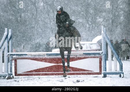 La princesse Anne de HRH rivalise dans la neige lors du Aldon Horse Trials, Angleterre mars 1985 Banque D'Images